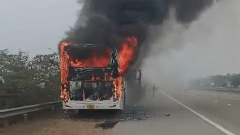 यमुना एक्सप्रेसवे पर स्लीपर बस में लगी भीषण आग, यात्रियों ने कूदकर बचाई जान