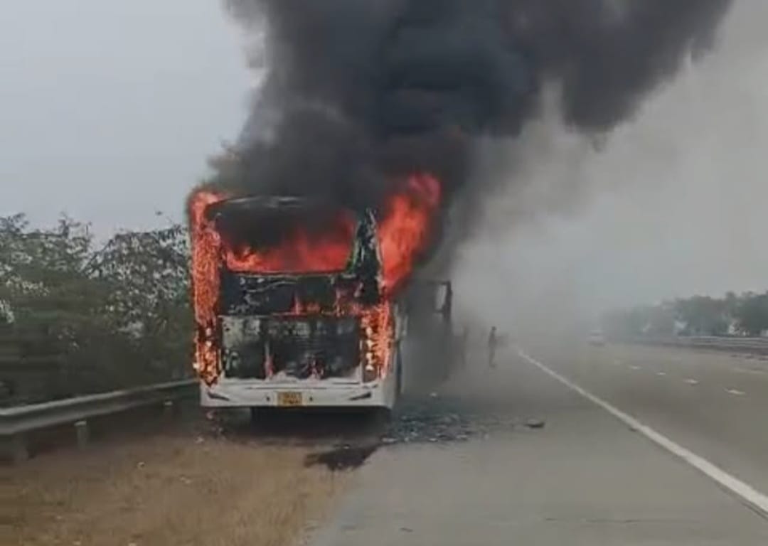यमुना एक्सप्रेसवे पर स्लीपर बस में लगी भीषण आग, यात्रियों ने कूदकर बचाई जान