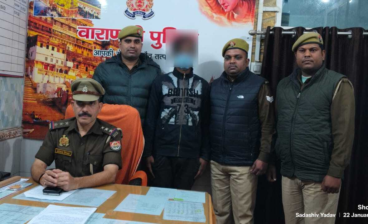 चोरी की बाइक और नकदी के साथ शातिर चोर गिरफ्तार