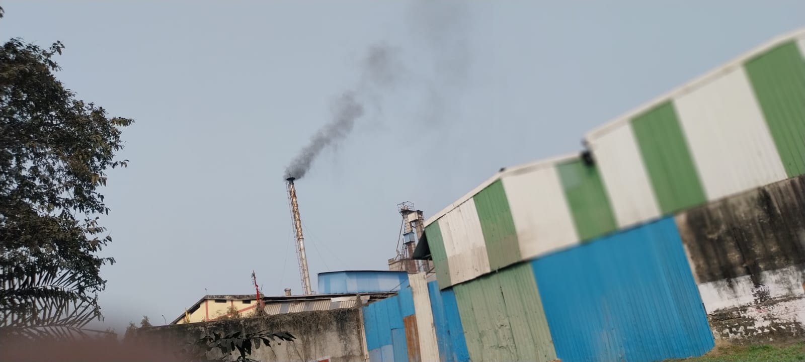 राइस मिलों की चिमनियों से उठता ज़हर, लसड़ा–अकछोर गांवों में सांस लेना हुआ मुश्किल