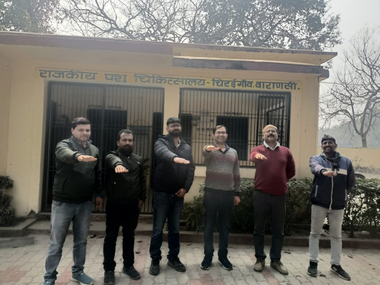 चिरईगांव में पशु चिकित्सा अधिकारी ने ली मतदाता जागरूकता की शपथ, 760 पशुओं का एफएमडी टीकाकरण किया