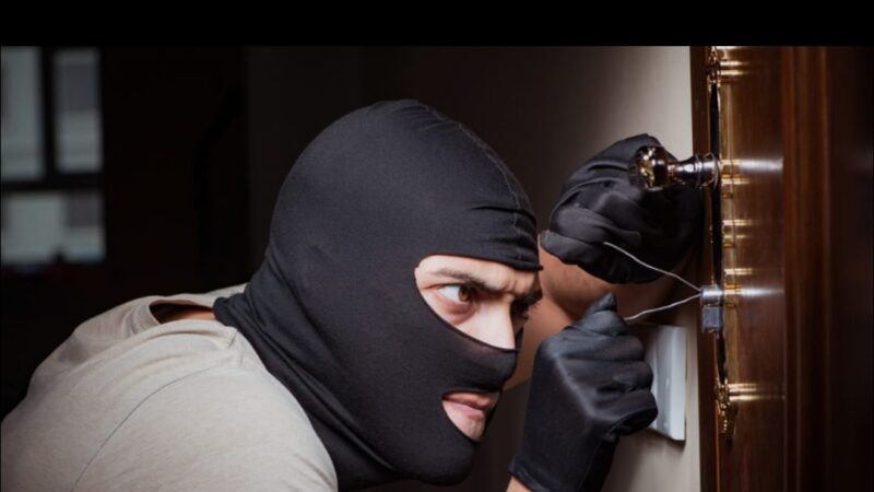 वाराणसी के कठिरांव बाजार में ज्वेलरी दुकान में भीषण चोरी