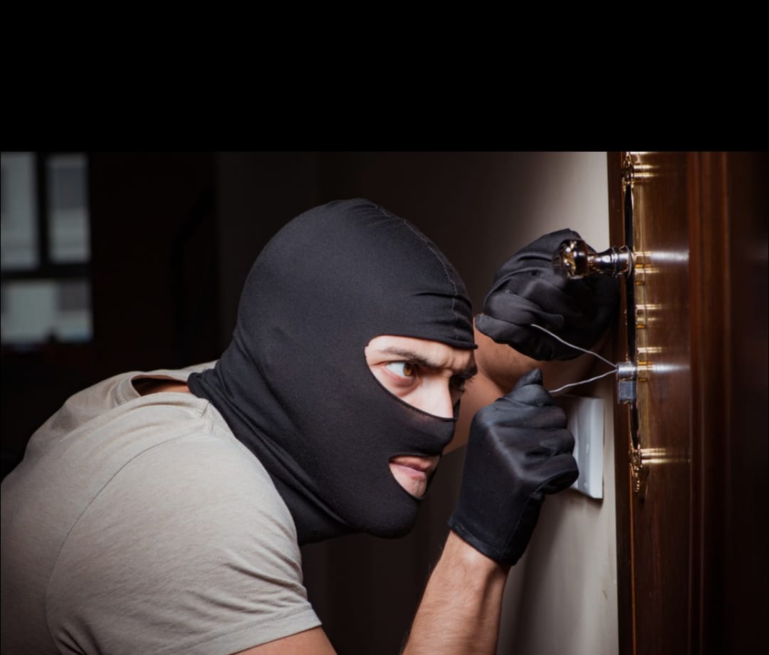 वाराणसी के कठिरांव बाजार में ज्वेलरी दुकान में भीषण चोरी