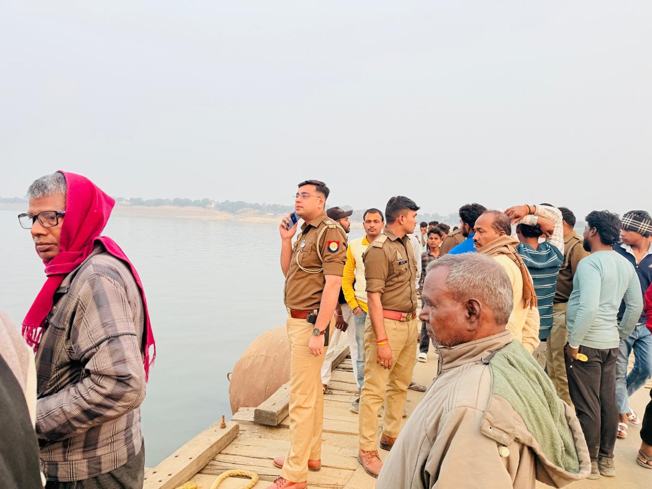 पुल की तोड़ते तोड़ते गंगा नदी में गिरी कार, स्थानीय लोगों ने दो यात्रियों की जान बचाई