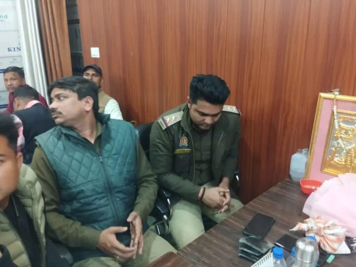 घूसखोर चौकी इंचार्ज और सिपाही रिश्वत लेते गिरफ्तार