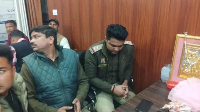 घूसखोर चौकी इंचार्ज और सिपाही रिश्वत लेते गिरफ्तार