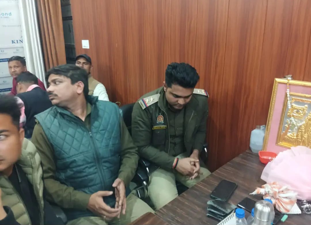 घूसखोर चौकी इंचार्ज और सिपाही रिश्वत लेते गिरफ्तार