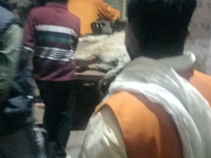 वाराणसी में  गौ माता की सेवा कर जहीर बाबा ने पेश की मिशाल