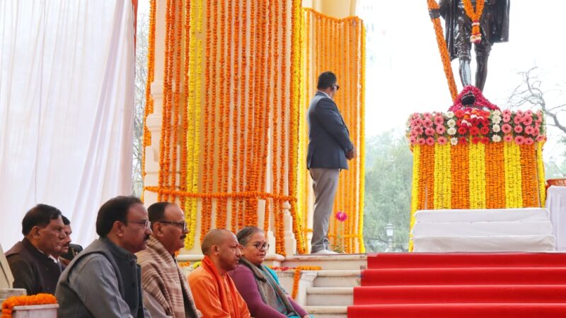 राष्ट्रपिता महात्मा गांधी की पुण्यतिथि पर सीएम योगी ने दी भावभीनी श्रद्धांजलि