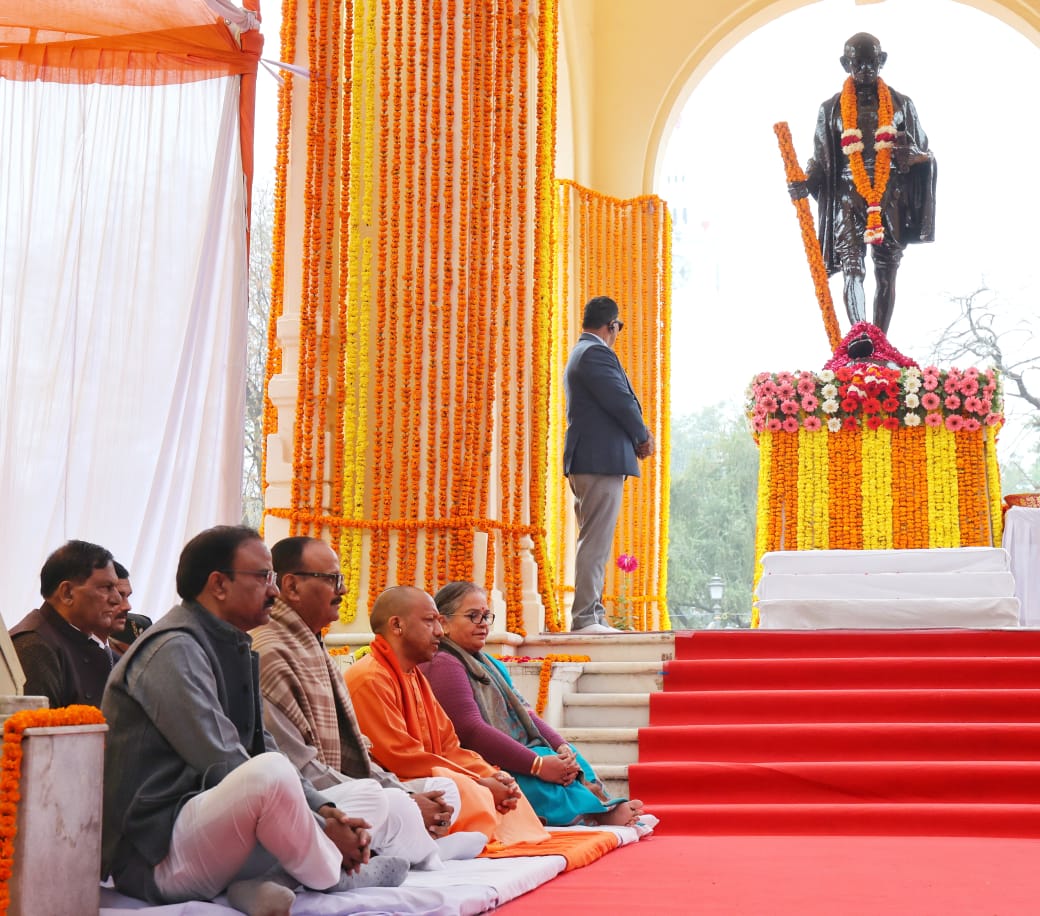 राष्ट्रपिता महात्मा गांधी की पुण्यतिथि पर सीएम योगी ने दी भावभीनी श्रद्धांजलि