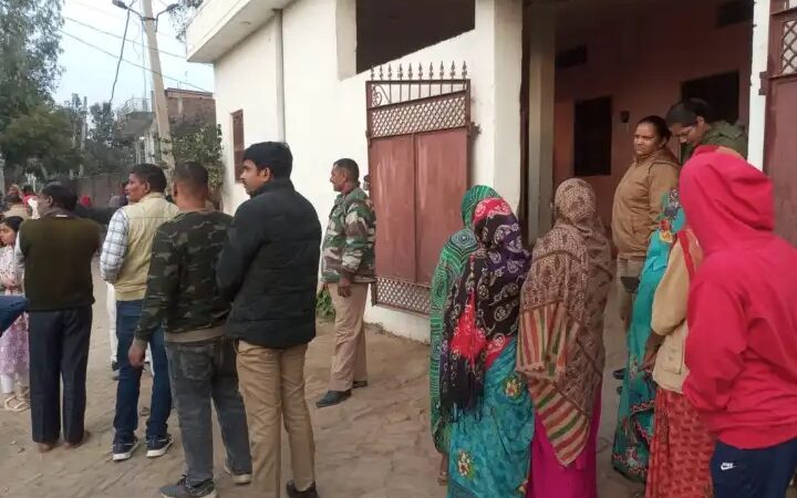 वाराणसी : कपड़े सुखाने के विवाद में दो महिलाएं तीसरे माले से गिरीं