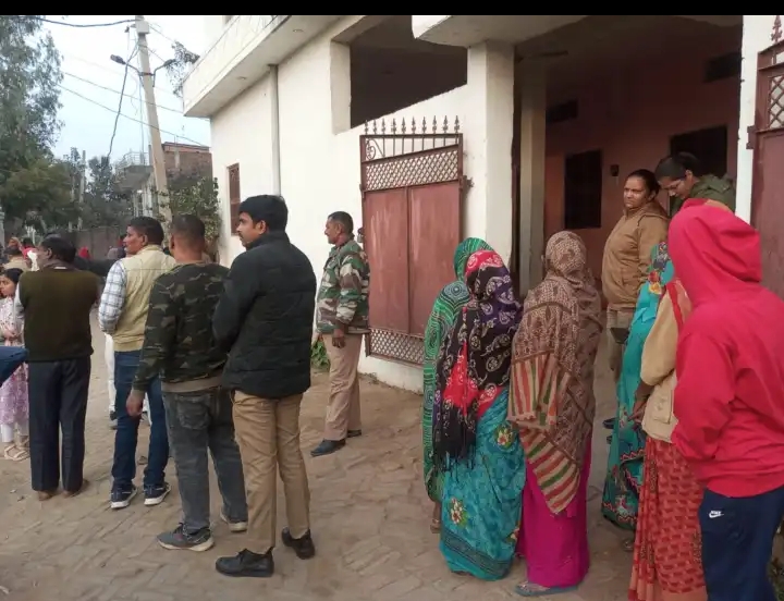 वाराणसी : कपड़े सुखाने के विवाद में दो महिलाएं तीसरे माले से गिरीं