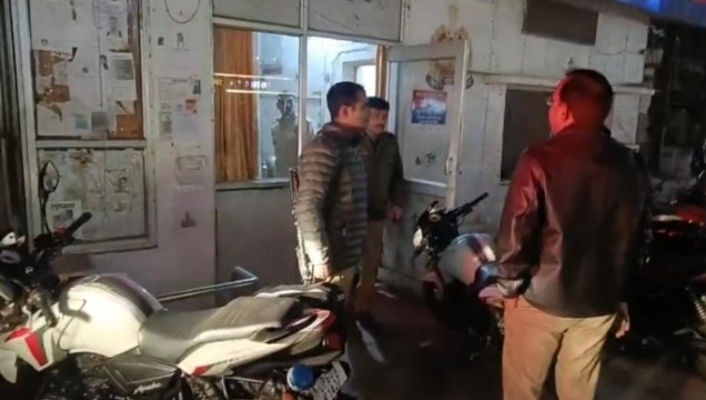 गोरखपुर रेलवे स्टेशन पर बड़ी कार्रवाई, संदिग्ध युवक के बैग से 50 लाख नकद बरामद