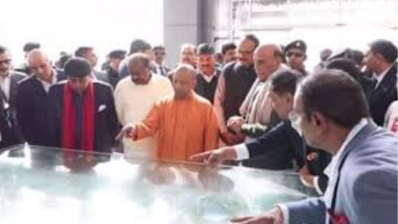 रक्षामंत्री राजनाथ सिंह और सीएम योगी ने लखनऊ में अशोक लीलैंड के इलेक्ट्रिक वाहन प्लांट का किया उद्घाटन