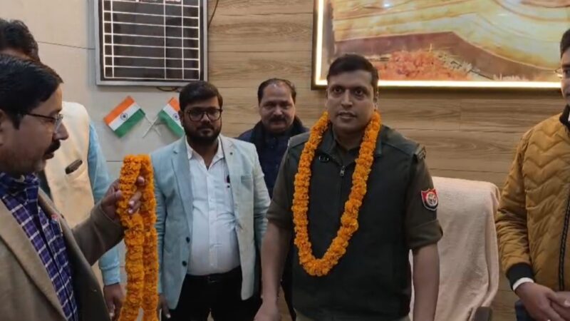 वाराणसी सर्राफा व्यापार मंडल ने पुलिस अधिकारियों का किया सम्मान