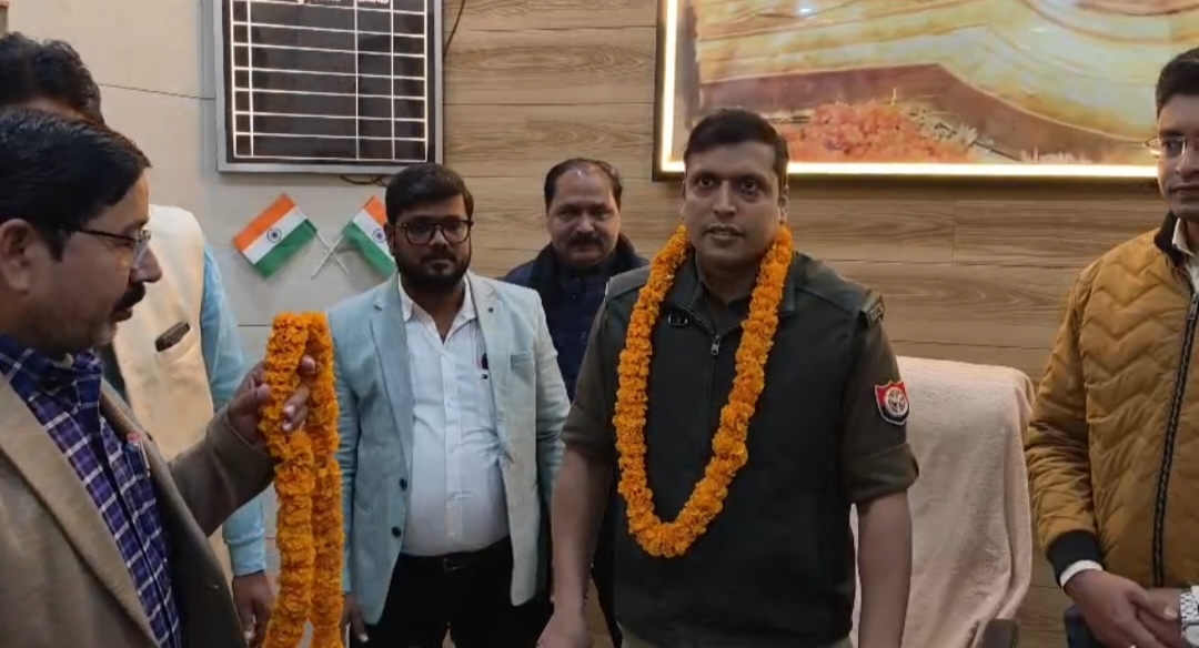 वाराणसी सर्राफा व्यापार मंडल ने पुलिस अधिकारियों का किया सम्मान