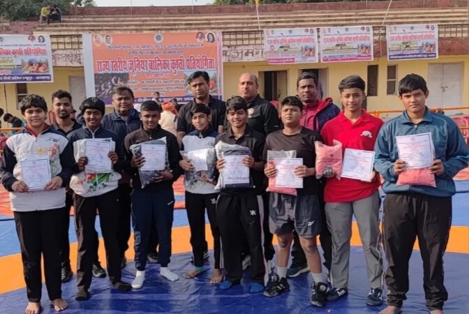 आजमगढ़ में वाराणसी की बेटियों का जलवा, 7 पदक जीतकर बना स्टेट रेसलिंग चैंपियन