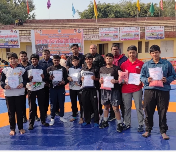 आजमगढ़ में वाराणसी की बेटियों का जलवा, 7 पदक जीतकर बना स्टेट रेसलिंग चैंपियन