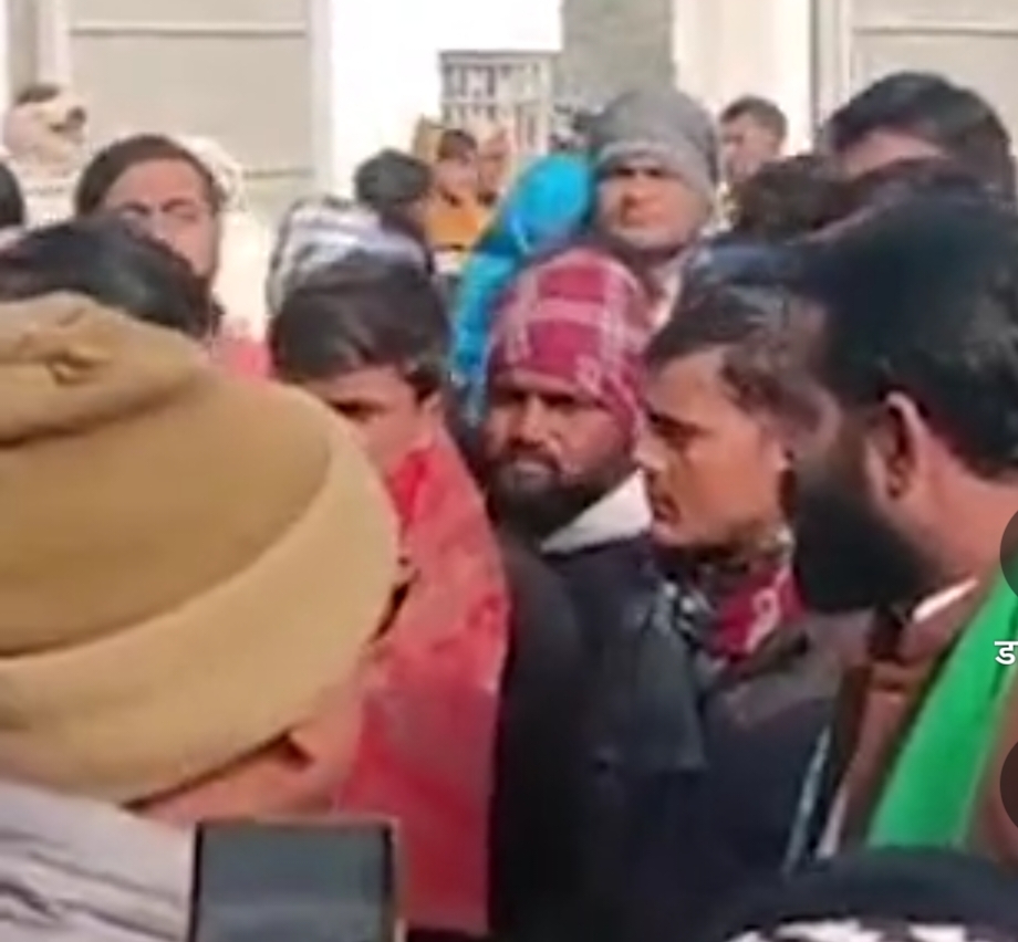 बदायूं में अंगीठी जलाकर सोए तीन सिक्योरिटी गार्ड की दम घुटने से मौत, परिजनों का हंगामा