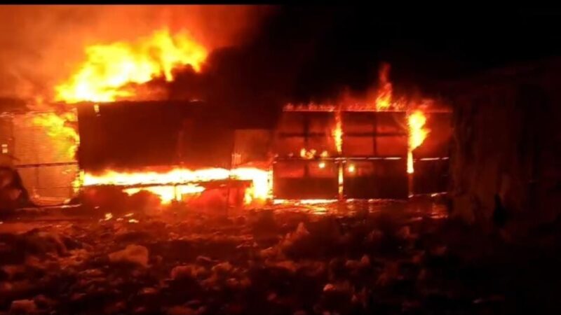 शिवद्वार मंदिर परिसर के पास भीषण आग, 15 से अधिक दुकानें जलकर राख