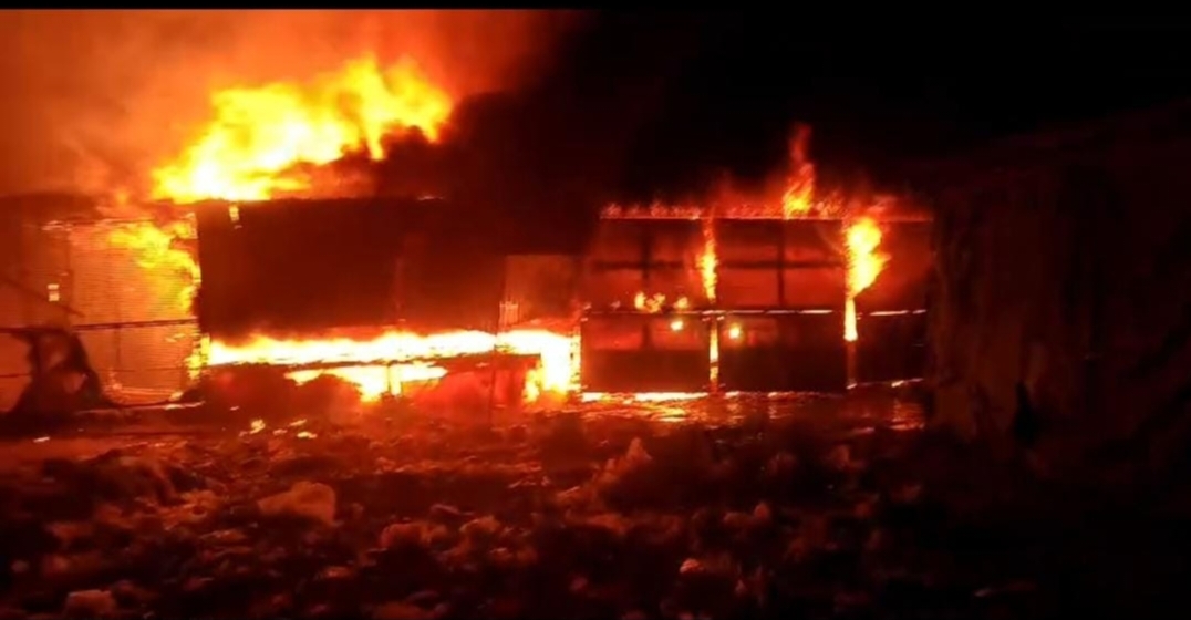 शिवद्वार मंदिर परिसर के पास भीषण आग, 15 से अधिक दुकानें जलकर राख