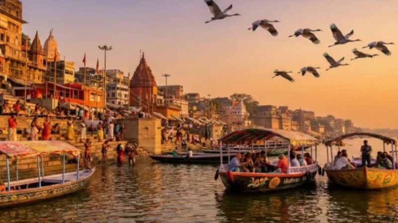 जल पुलिस ने धुआं फैलाने वाली मोटरबोट और बजड़ा किया सीज