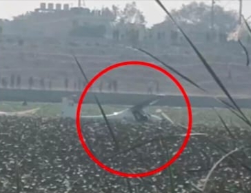 प्रयागराज में शहर के बीचों-बीच तालाब में गिरा एयरक्राफ्ट