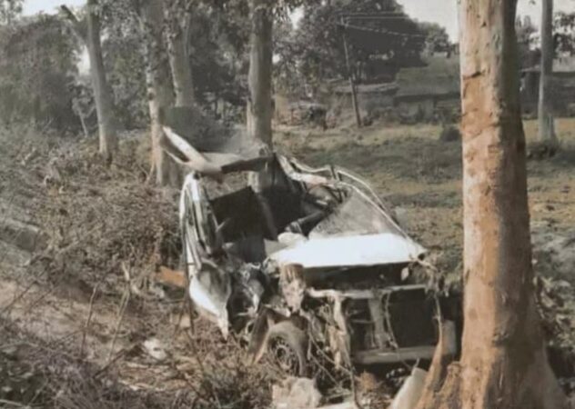 बहराइच :  पेड़ से टकराई कारतीन युवकों की गई जान