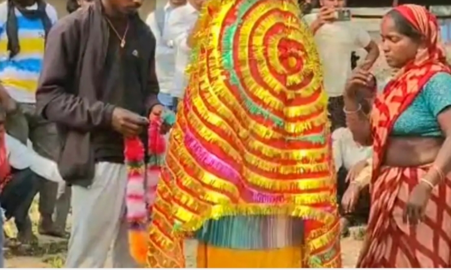 सोनभद्र में प्रेमी युगल की मंदिर में शादी, पंचायत के बाद बनी सहमति