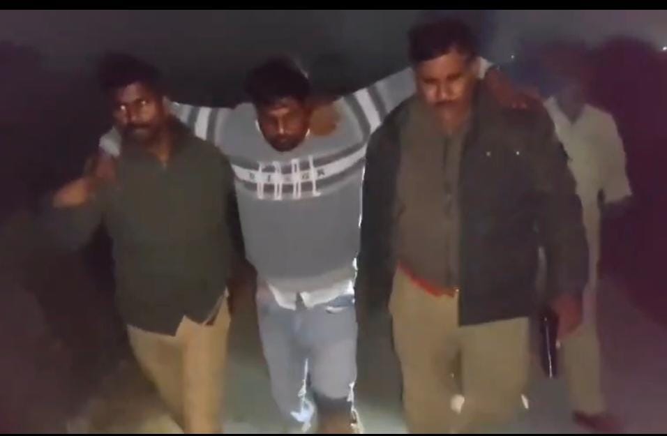 आजमगढ़ : मुठभेड़ में शातिर ठग  गिरफ्तार