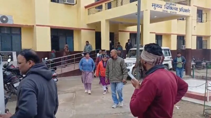 हाथरस : सीएमओ कार्यालय में  महिला बाबू रिश्वत लेते रंगेहाथ गिरफ्तार