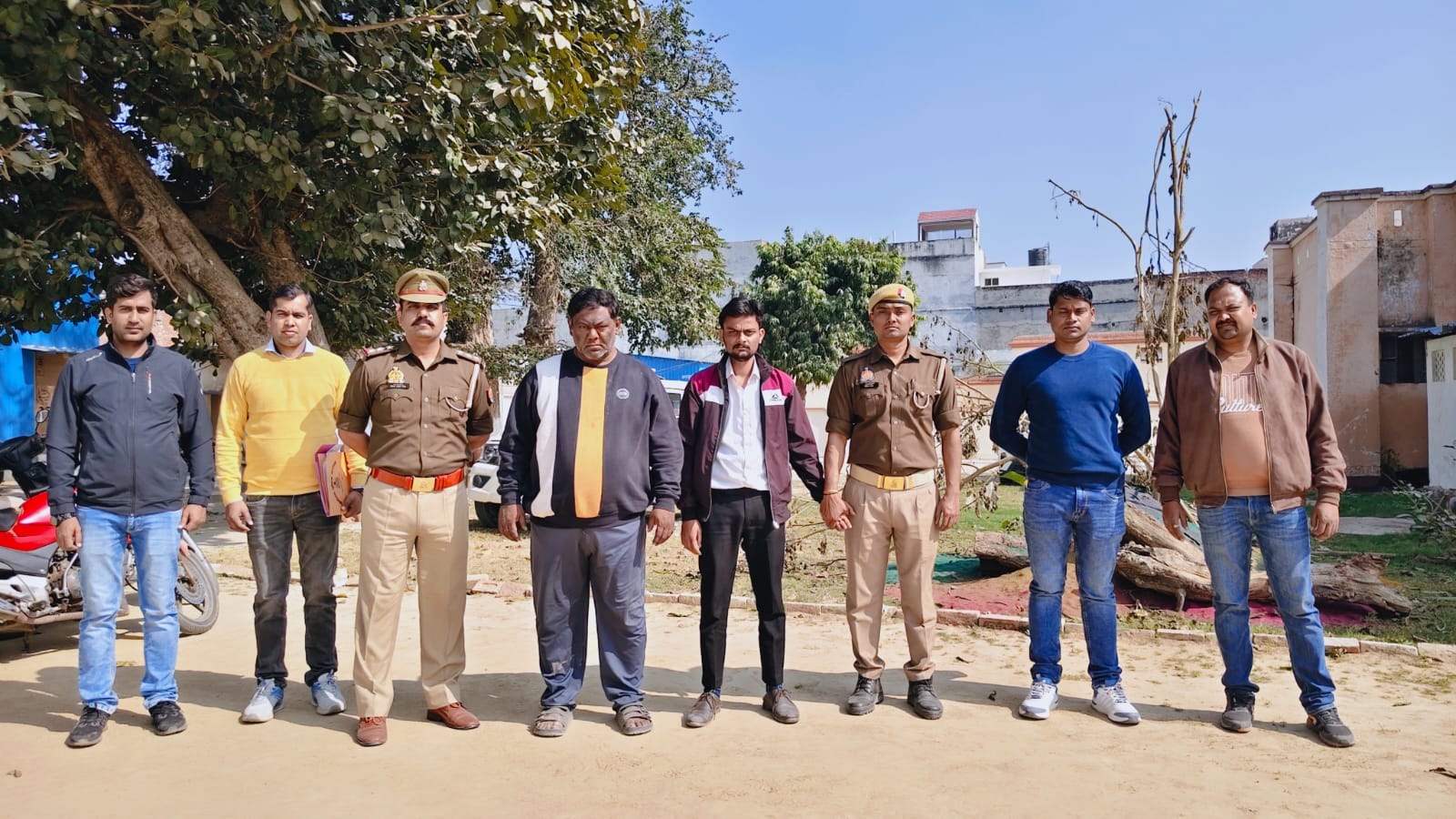 आजमगढ़ पुलिस ने फर्जी ट्रेडिंग ऐप ‘NEXT TRADE’ से एक करोड़ की ठगी का किया खुलासा