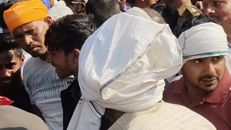 भगतुआ चौराहे पर एक घंटे तक जाम, शव रखकर किया विरोध; थाना प्रभारी के आश्वासन के बाद हटा जाम