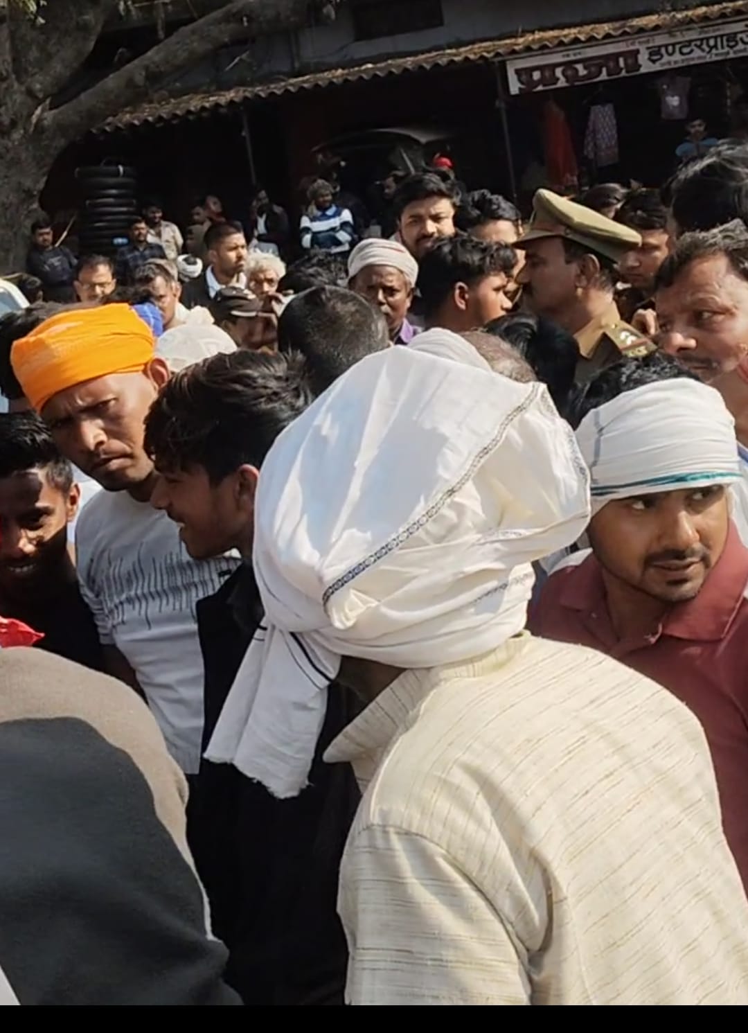 भगतुआ चौराहे पर एक घंटे तक जाम, शव रखकर किया विरोध; थाना प्रभारी के आश्वासन के बाद हटा जाम