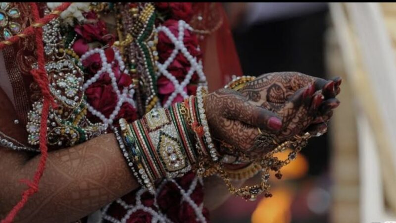 वाराणसी : दहेज उत्पीड़न की शिकार महिला का पुलिस पर एफआईआर न दर्ज करने का आरोप