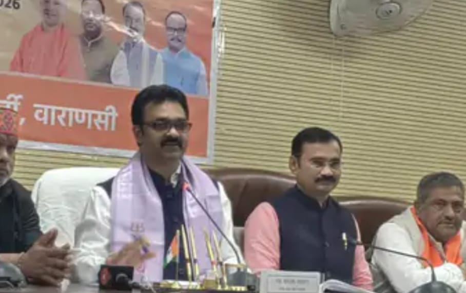 सर्किट हाउस में केंद्रीय मंत्री का किसानों ने किया घेराव