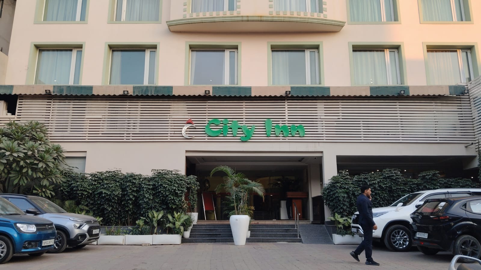 वाराणसी : होटल में भाई-बहन ने  विषाक्त खाकर दी जान