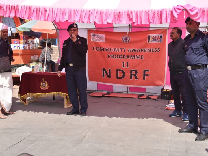 एनडीआरएफ ने दशाश्वमेध घाट पर आयोजित किया जन जागरूकता कार्यक्रम 