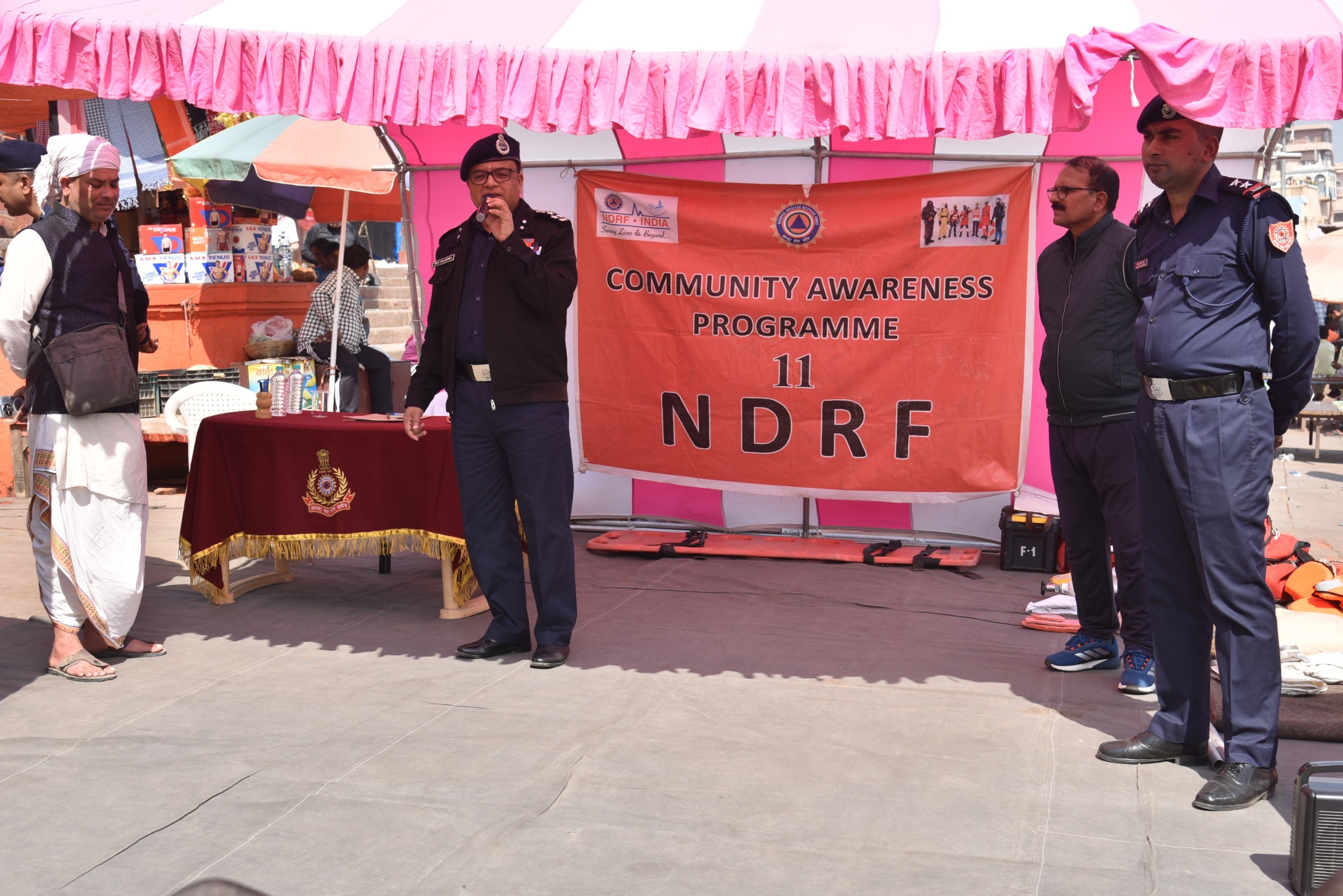 एनडीआरएफ ने दशाश्वमेध घाट पर आयोजित किया जन जागरूकता कार्यक्रम 