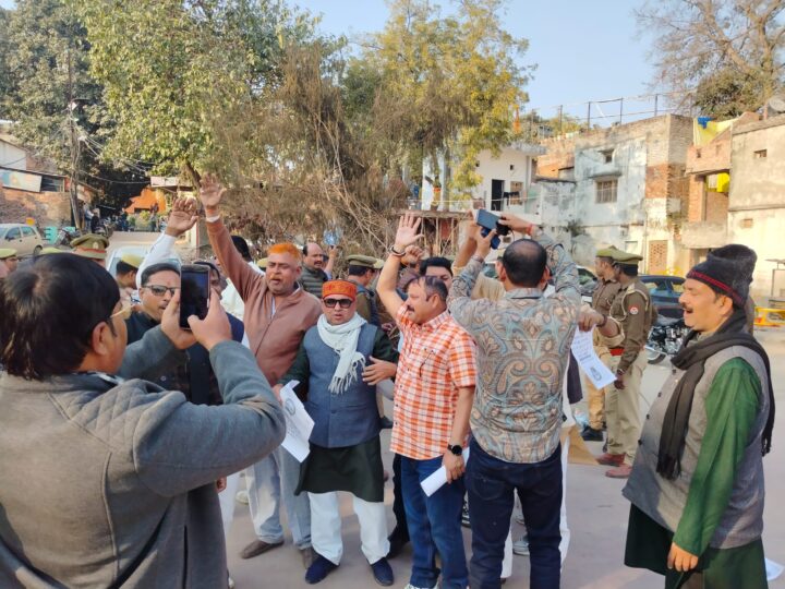 शिक्षकों ने किया केंद्रीय राज्य मंत्री के पुतला दहन का प्रयास, पुलिस ने रोका