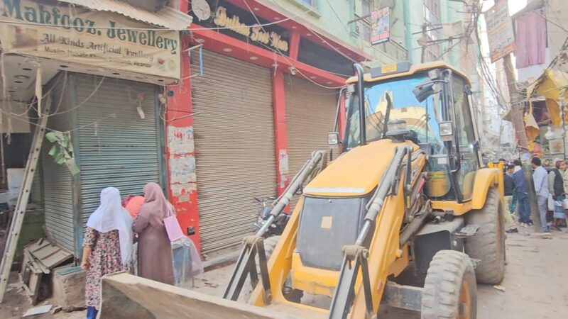 दालमंडी में ध्वस्तीकरण के बीच दहशत और असमंजस