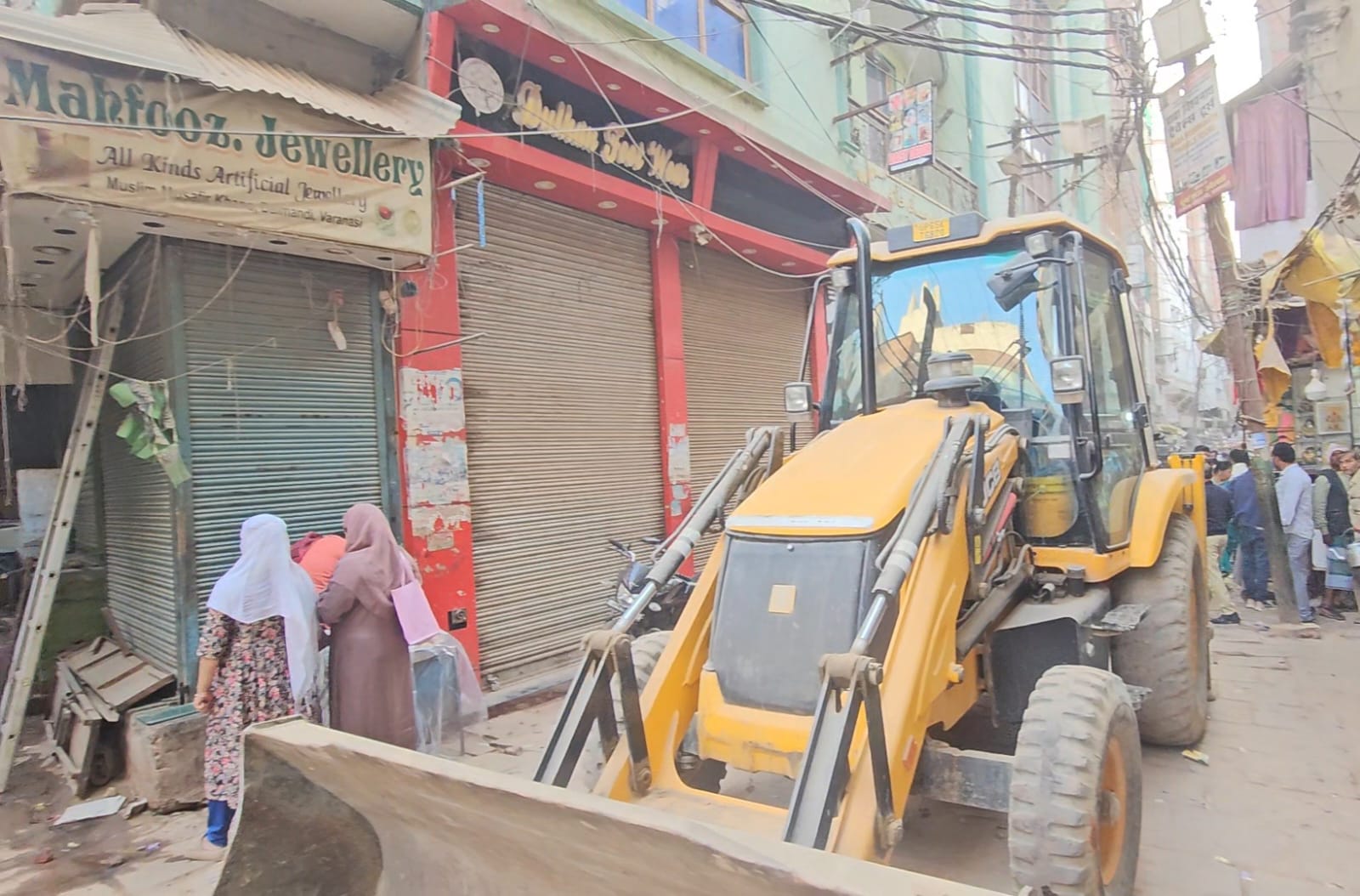 दालमंडी में ध्वस्तीकरण के बीच दहशत और असमंजस