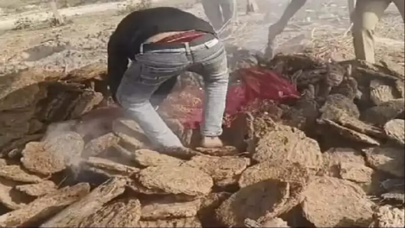 आगरा: जलती चिता से निकाला युवती का शव