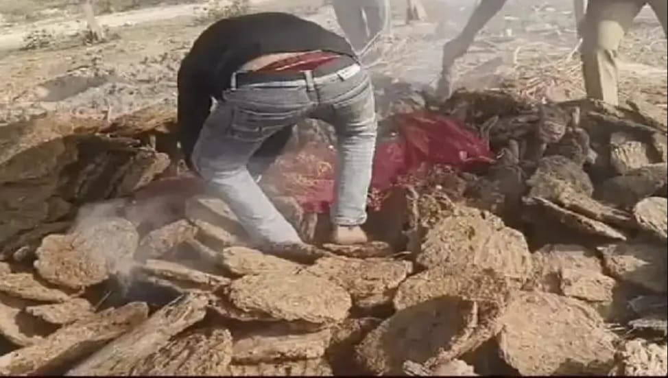 आगरा: जलती चिता से निकाला युवती का शव