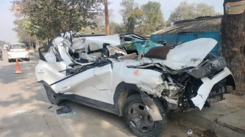 सुलतानपुर : तेज रफ्तार कार ने ट्रक में मारी टक्कर, मां-बेटे की मौत