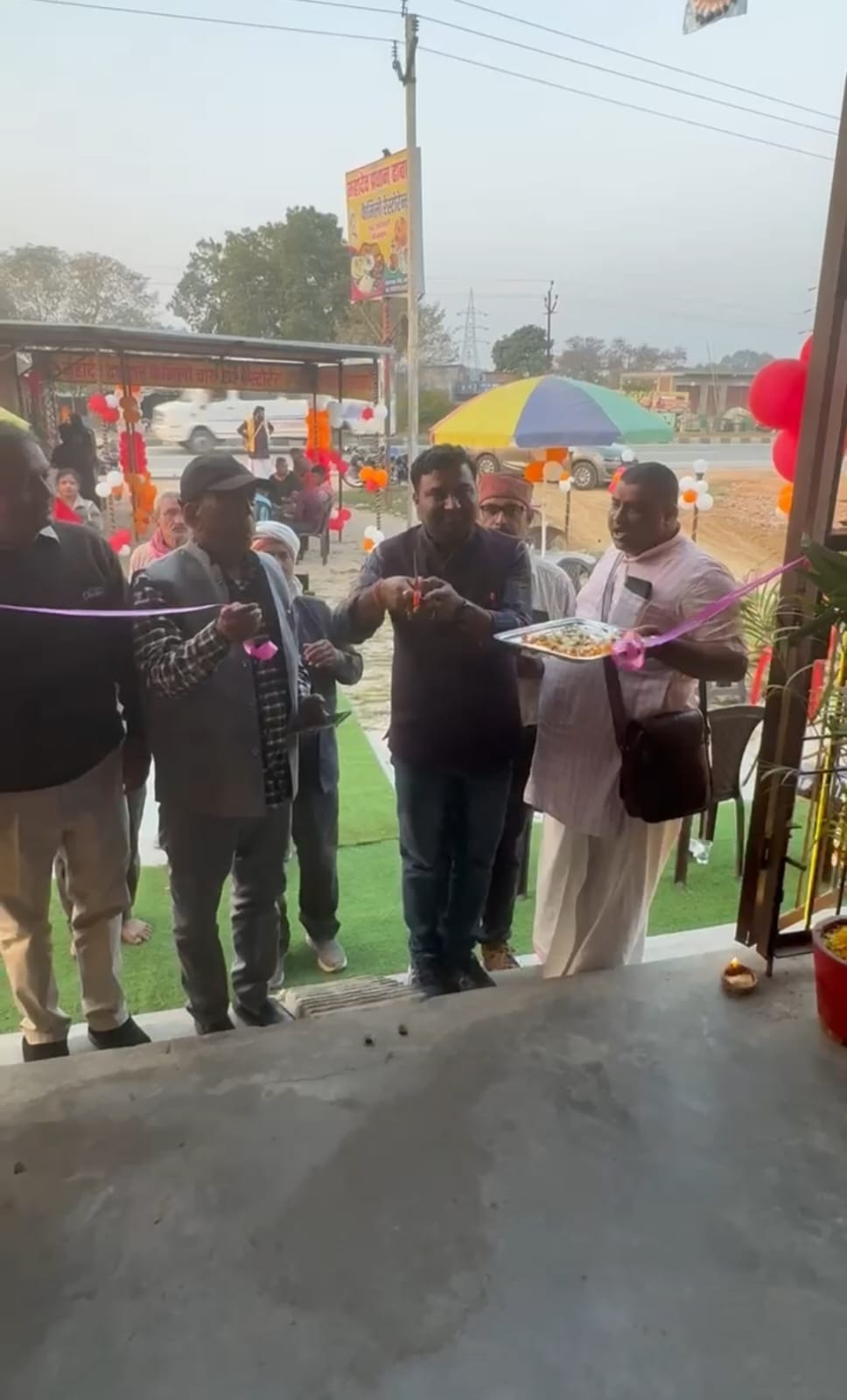 वाराणसी : पंडापुर (चौबेपुर) में महादेव फैमिली रेस्टोरेंट एंड ढाबा का भव्य उद्घाटन