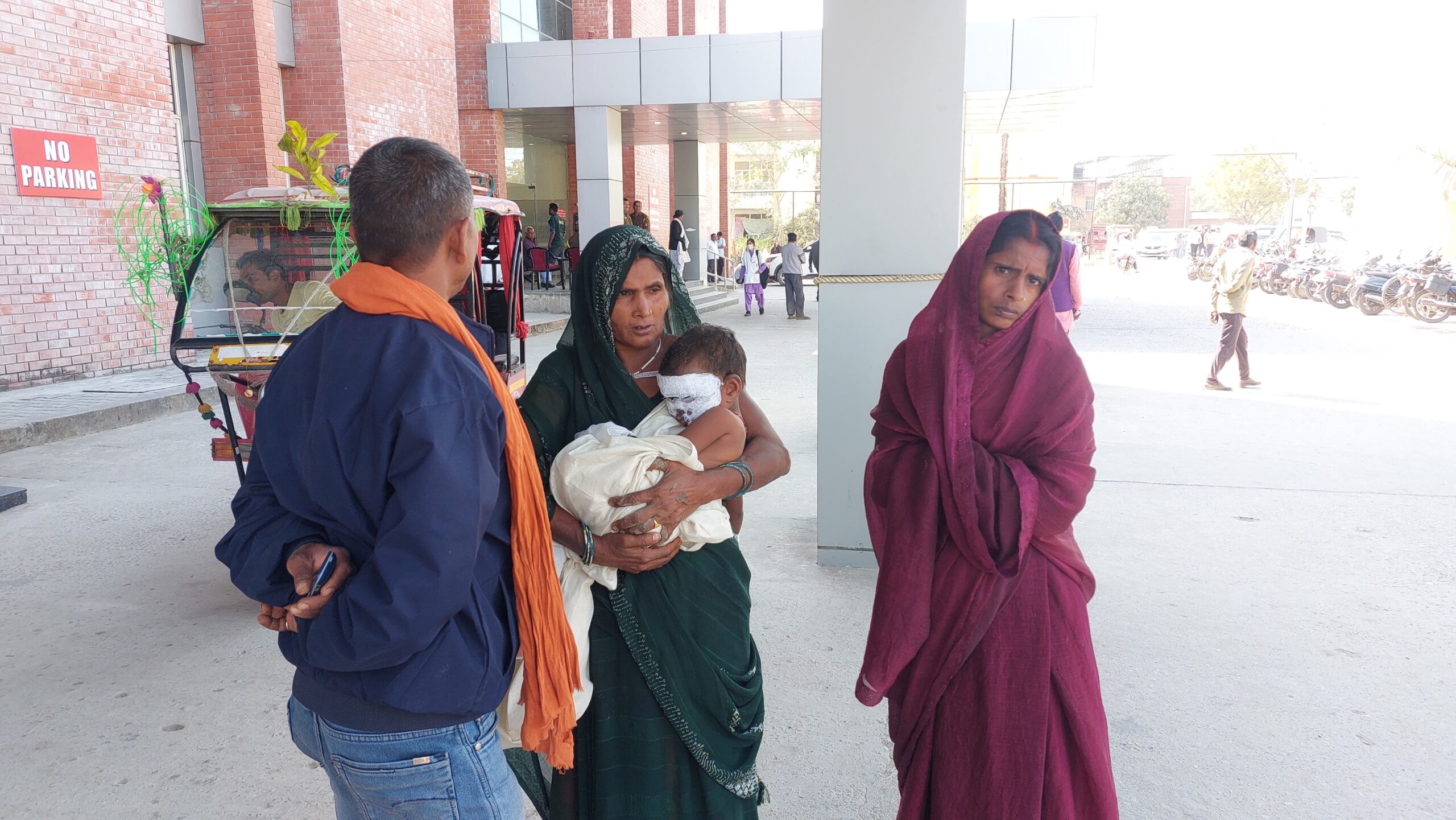 रसोई गैस सिलेंडर में आग लगने से चार झुलसे, तीन की हालत गंभीर, वाराणसी ट्रामा सेंटर रेफर