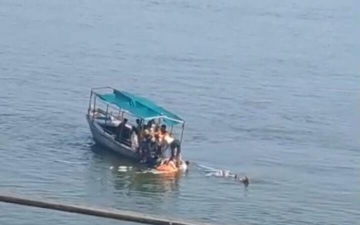 वाराणसी : रिवा घाट के पास गंगा में दो नावों की भीषण टक्कर, एक नाव डूबी