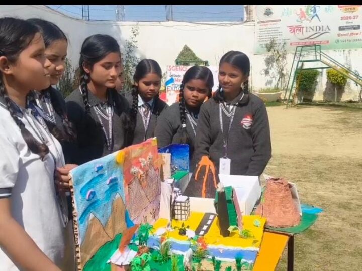 वाराणसी के रोहनिया स्थित आर एस शिवमूर्ति पब्लिक स्कूल में साईंस एग्जीबिशन, छात्रों ने दिखाया हुनर
