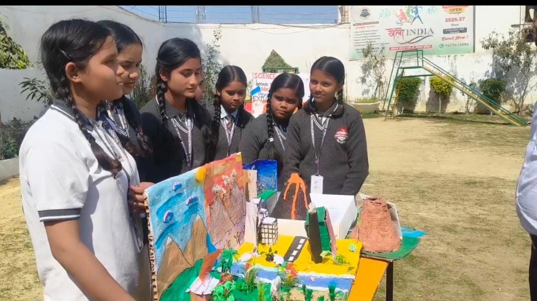 वाराणसी के रोहनिया स्थित आर एस शिवमूर्ति पब्लिक स्कूल में साईंस एग्जीबिशन, छात्रों ने दिखाया हुनर